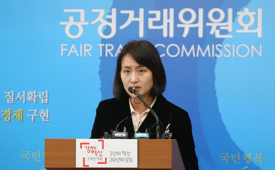 민혜영 공정거래위원회 약관심사과장이 12일 오전 정부세종청사 공정거래위원회에서 이케아 제품 배송조립 서비스에 대해 취소 및 환불이 가능하도록 시정권고 했다고 밝히고 있다.